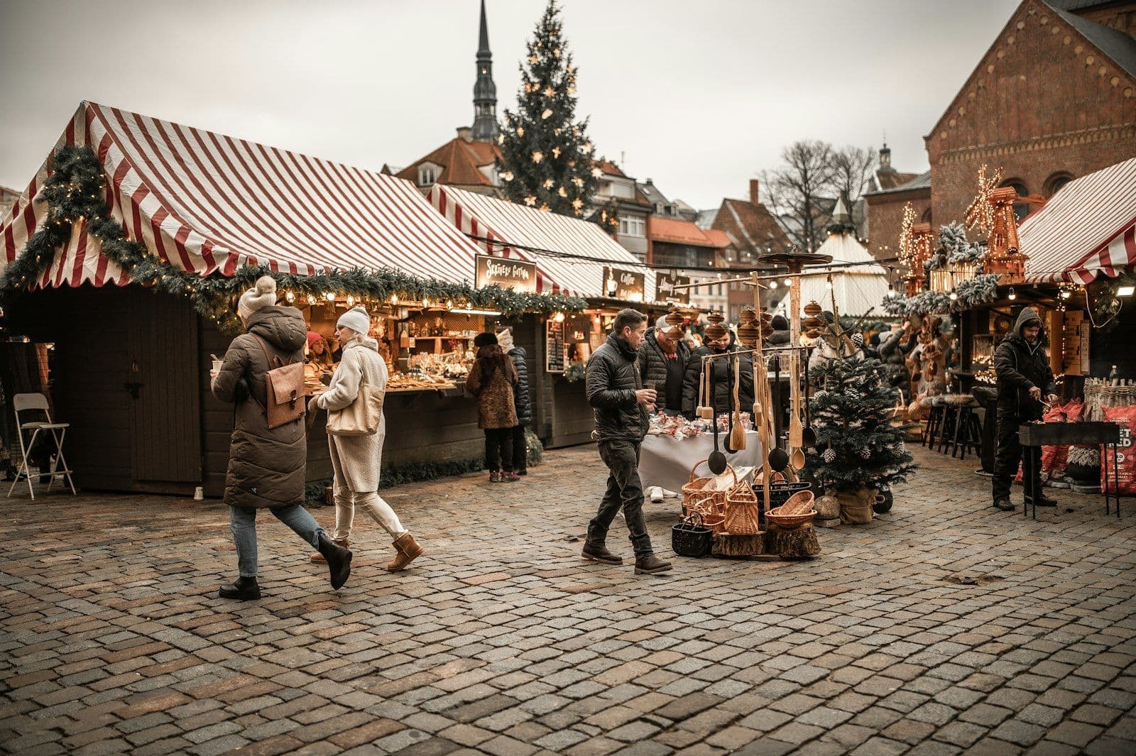 Weihnachtsmarkt mit Holzbuden und Tannenbaum in der Altstadt