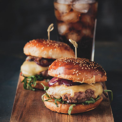 ab 9€ Burger Food Truck Klassiker wie Cheeseburger, Pulled Pork oder Falafel Burger.
